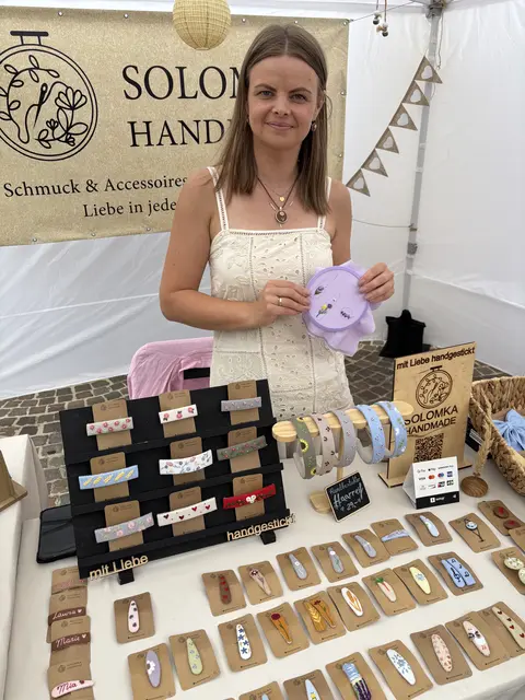 Bei "Solomka Handmade" gibt es süße Accessoires.  | Foto: Birgit Gehrke