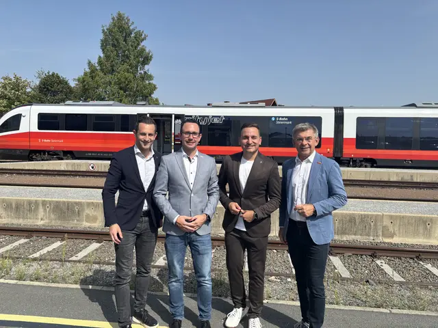 Historischer Schulterschluss zwischen Nordosten und Südosten. Die Thermenbahn will man sich nicht abdrehen lassen, sind sich die Vorsitzenden der Oststeiermark Manuel Pfeifer (2. v. l.) und Lukas Schnitzer (l) mit ihren südoststeirischen Amtskollegen Michael Wagner (2. v. r.) und Franz Fartek (r.) einig. | Foto: Margot Jeitler