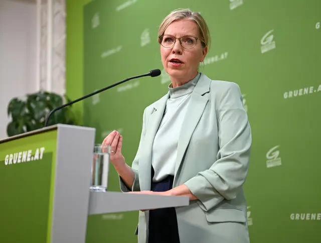 Grünen-Parteichefin Leonore Gewessler am Donnerstag, 28. August 2025, bei der Pressekonferenz der Grünen "Die Ankündigungsweltmeister-Koalition - viel reden, nix liefern" in Wien. | Foto: APA/HELMUT FOHRINGER