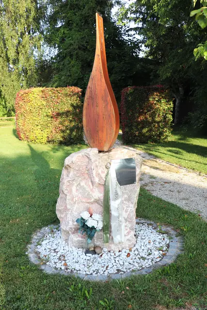 10 Jahre 
🔥FLAMME des FRIEDENS-DENKMAL🙏
vor der Schöndorfer Kirche anlässlich des 70 jährigen Ende des 2. Weltkrieges:
