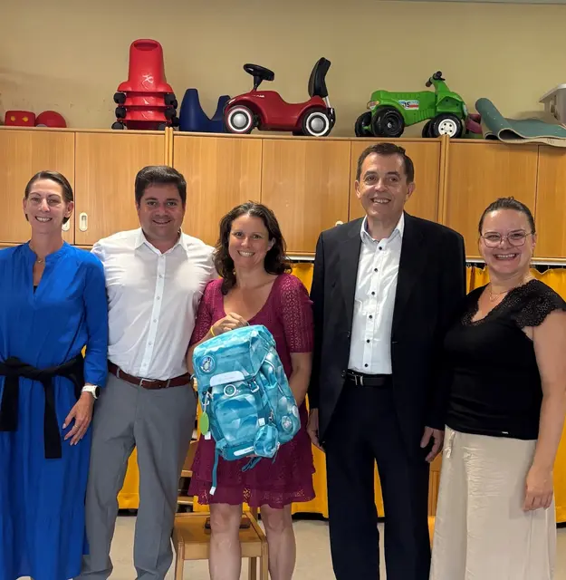 Die Kindergartenleiterinnen, Bürgermeister Christoph Schragl, Vizebürgermeister Alois Siegesleitner und Gemeindevorständin Iris Loidl freuen sich über die Schultaschen-Aktion. | Foto: Gde. Traunkirchen