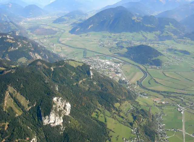 Im Mittelpunkt stehen in dieser Förderperiode Projekte, die das Gemeinwohl stärken – etwa durch die Belebung von Ortskernen, die Entwicklung neuer Wirtschafts-, Arbeits- und Wohnformen oder den Ausbau sozialer, kultureller und sportlicher Infrastruktur.  | Foto: Schweiger