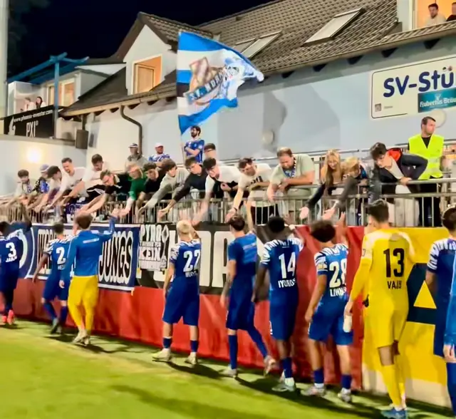 Nach dem Spiel bedankten sich die Horner Spieler für die Unterstützung bei den Fans! | Foto: Markus Kahrer