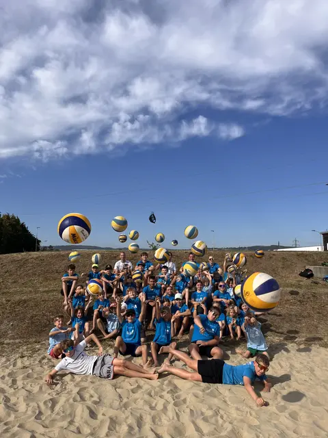 Kinder im Alter von 4 bis 15 Jahren beim abwechslungsreichen Volleyball- und Ballspielprogramm der UNIONvolleys Beachcamps 2025. | Foto: UNIONvolleys