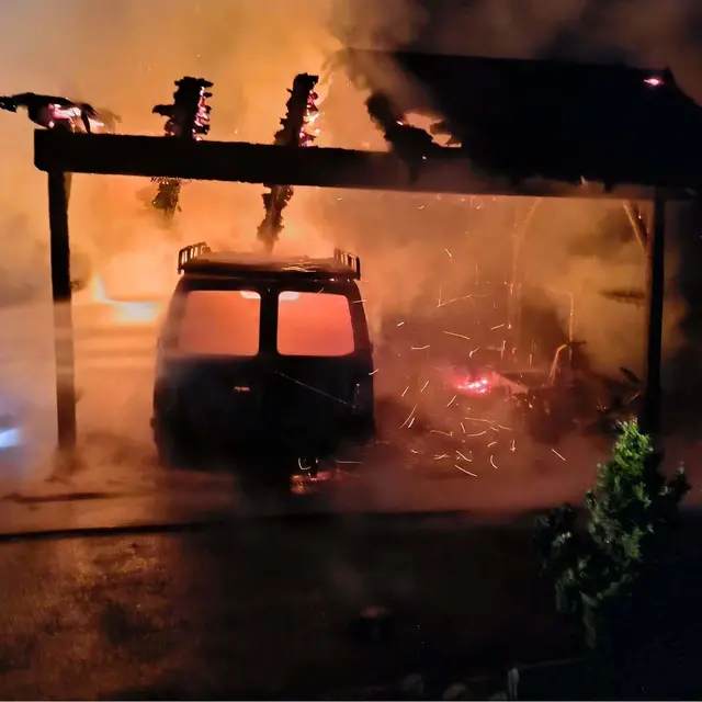 Das Carport und ein Fahrzeug brannten in der Nacht auf Donnerstag in Stallhofen völlig aus. | Foto: FF Markt Stallhofen
