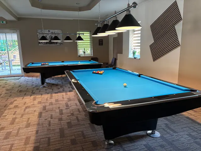 Drei nagelneue Poolbillardtische aus Deutschland stehen bereits in Voitsberg. | Foto: Almer