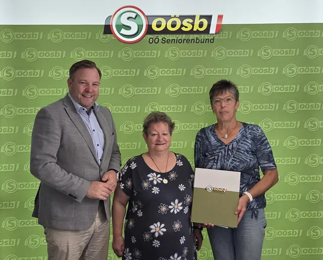 Von links: Landesgeschäftsführer Bundesrat Franz Ebner überreicht Schriftführerin Franziska Führer und Obfrau Rosina Gußner die Ortsgruppenmappe mit vielen Informationen. | Foto: OÖ Seniorenbund