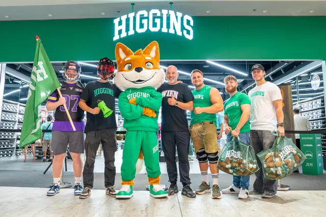 Zehn Filialen von Higgins haben aufgesperrt. Bei der Eröffnung im Huma Eleven mit dabei etwa (v.l.n.r.) ein Spieler der Vienna Vikings, der Influencer "Swiftymoto", Mr. Higgins, CEO und Gründer Sven Voth und die Influencer "matt_goeth" und "jabanero". | Foto: MeinBezirk/Valentina Marinelic