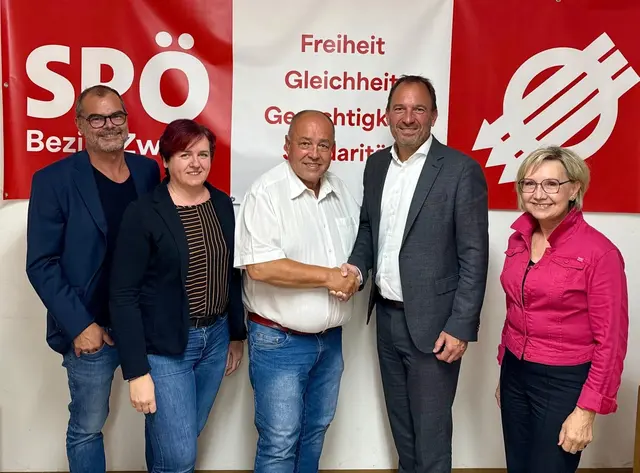 Herbert Kraus (Mitte) übergibt den Bezirksvorsitz an Christian Farthofer. | Foto: Herbert Kraus