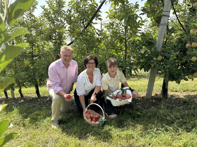 Thomas, Ursula und Adam Reiter bauen auf ein vielfältiges Angebot und tätigen Investitionen, die es braucht, um bestmöglich für die Folgen des Klimwandels gerüstet zu sein. | Foto: MeinBezirk/Markus Kopcsandi