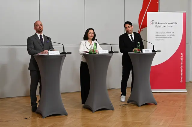 Die Dokumentationsstelle Politischer Islam warnt vor der zunehmenden Verschränkung zwischen regionalen Konflikten im Nahen Osten und lokalen Auswirkungen in Österreich. Im Bild (von links nach rechts): Stv. Direktor Ferdinand Haberl, Direktorin Lisa Fellhofer, islamischer Theologe Mouhanad Khorchide. | Foto: Dokumentationsstelle Politischer Islam