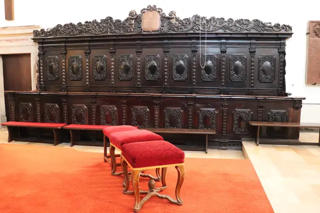 Das barocke Chorgestühl stamm aus dem Jahr 1791.
In frühchristlicher Zeit bis zum Mittelalter war das zumeist die einzige Sitzgelegenheit.
Die Gläubigen wohnten der Messe
 stehend oder knieend bei.