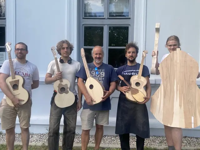 Stolz präsentierten die vier Teilnehmer ihre eigenst erschaffenen Instrumente. | Foto: Robin Szombath