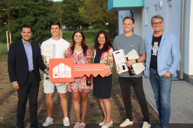 OSG-Obmann Alfred Kollar (rechts) übergab drei der vier Wohnungen gemeinsam mit Bürgermeister Thomas Behm (links) und Vizebürgermeisterin Cornelia Kedl-Oswald (3. von rechts) an die Bewohner. | Foto: Martin Wurglits