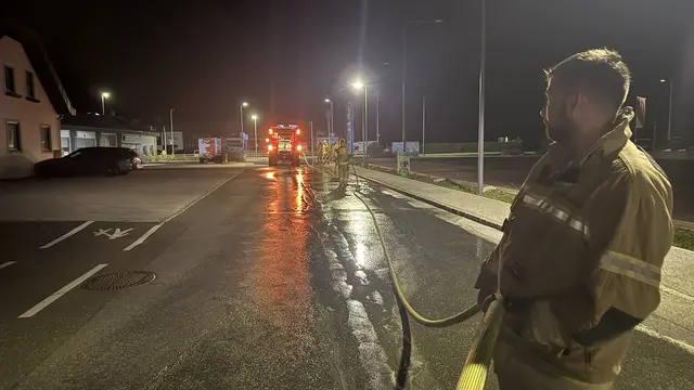 Nachem ein Fahrzeug auf einer Strecke von rund 250 Metern Betriebsmittel verloren hatte, wurde die Hauptwache der Freiwilligen Feuerwehr (FF) Tamsweg  am 28. August 2025, um um 00:13 Uhr, alarmiert. Der Einsatzort befand sich direkt vor der Zeugstätte der Einsatzkräfte. | Foto: BSBÖ OVI Keidel Thomas