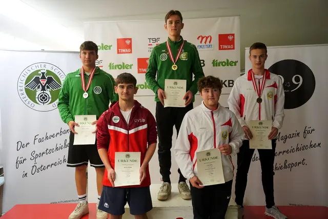Siegerehrung ÖM KK3x20: Die Kärntner Jungschützen Jonas Gräßl (Bronzemedaille, 2. Reihe rechts) und Lukas Dexl (5 Rang, 1. Reihe rechts)

 | Foto: Christian Kramer, Sportdirektor Tirol