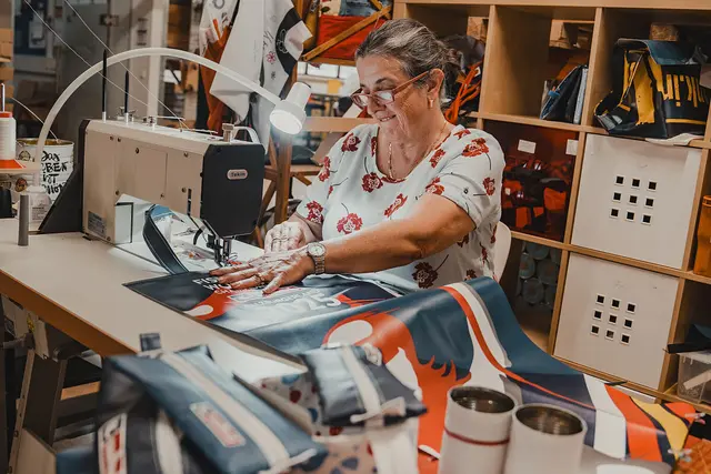 Upcycling der WM-Banner durch frauenanderskompetent. | Foto: saalbach.com/Markus Landauer