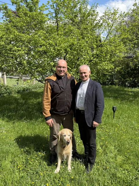 Bischofsvikar Gerhard Viehhauser (re.) folgt auf Pfarrer Josef Pletzer (mit Hund Amus), den es in die Pfarre Kufstein zieht. Mit kommenden Montag, 1. September 2025, übernimmt er offiziell den Pfarrverband Salzburg-Nord. Die offizielle Installation erfolgt dann am Sonntag, 14. September 2025. | Foto: Schrofner