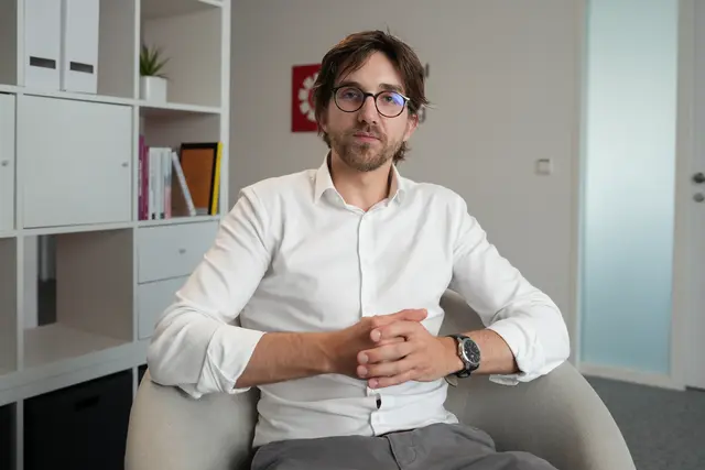 Daniel Pühra ist der Entwickler von ComCom. Er sieht auch nach der Anerkennung der Österreichischen Gebärdensprache noch viel Verbesserungsbedarf. | Foto: Stefan Schubert