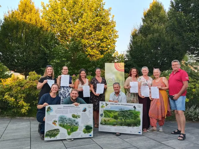 Streuobstwiesen-Guides bei der Zertifikatsübergabe gemeinsam mit der Geschäftsführerin Marlene Hrabanek-Bunyai und Naturpark Obmann Kurt Fischer. | Foto: Naturpark Rosalia-Kogelberg