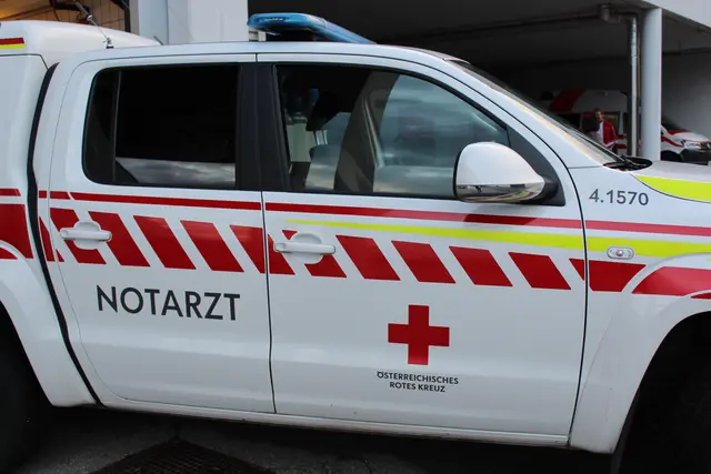 Der Mann wurde von Rettungskräften versorgt und ins Krankenhaus geflogen. | Foto: BezirksRundSchau