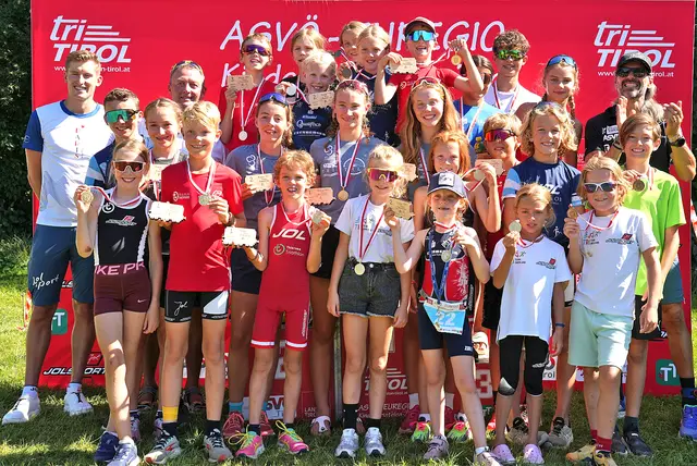 So wie letztes Jahr will der Triathlon Nachwuchs in Söll wieder bei der Siegerehrung jubeln! Hier mit Olympiateilnehmer Tjebbe Kaindl, Präsident Julius Skamen und Sportkoordinator David Jenewein. | Foto: TRVT-Skamen