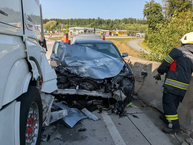 Eine Person wird bei dem Unfall verletz und in die Klinik Oberwart eingeliefert. | Foto: Stadtfeuerwehr Oberwart