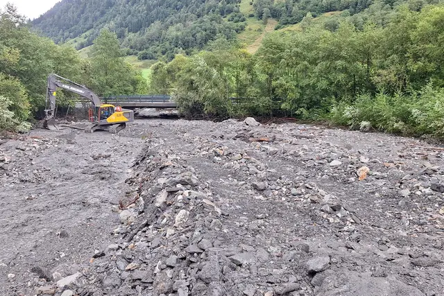  Ein Bagger beseitigt die Schäden nach dem Murenabgang in Fusch. | Foto: Land Salzburg/Stefan Oberaigner