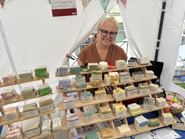 Katrin Tilli aus Wernberg stellt verschiedenste Seifen her.  | Foto: Birgit Gehrke