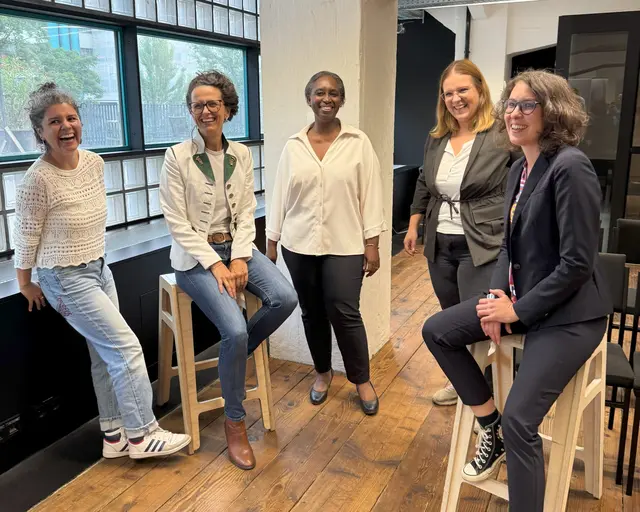 Das Team von she:works rund um Geschäfstführerin Susanne Steckerl (2. v. li.) freut sich über den neuen Standort in der Linzer Tabakfabrik. | Foto: she:works