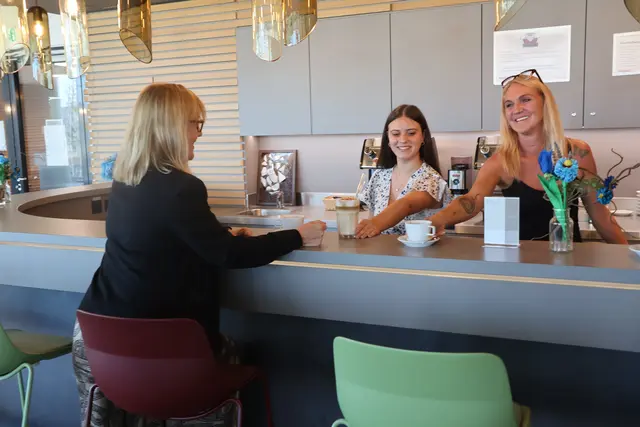 Von der Friseurin zur Bürokauffrau: Sabrina Dobrin kämpfte sich nach der Corona-Pandemie durch eine Friseur-Lehre. Natascha Knoll musste den Friseur-Beruf nach 37 Jahren wegen Bandscheiben-Problemen an den Nagel hängen. Jetzt kommt für beide der Neuanfang als Bürokauffrau. | Foto: Kathrin Schauer