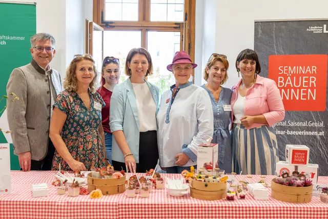 Agrar-Landesrätin Michaela Langer-Weninger (Bildmitte, ÖVP) überzeugte sich von der Vielfalt und Qualität der heimischen Produkte. 

Bei der BILLA Regionalitätsmesse am 15. Juli 2025 im Ursulinenhof in Linz drehte sich alles um die Vielfalt und Qualität oberösterreichischer Produkte. | Foto: Land OÖ/Spenlingwimmer