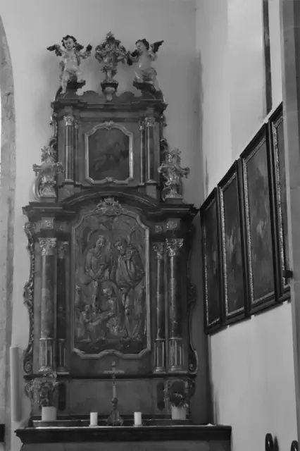 Der rechte neu barocke SEITENALTAR 
stammt aus dem Jahr 1935.