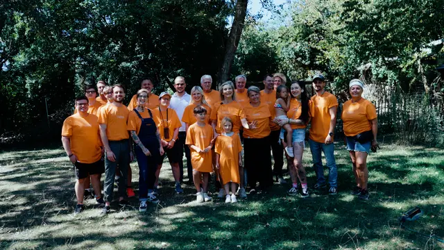 Zusammen mit Obi und vielen Freunden und Freiwilligen, konnte der Hof renoviert werden.  | Foto: OBI Machbarschaft - Matthias Himmelshof
