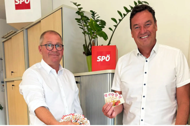 Die beiden Bürgermeister Bernd Osprian und Jochen Bocksruker mit den Gutscheinen im Voitsberger SPÖ-Servicebüro | Foto: Creative Media Kos