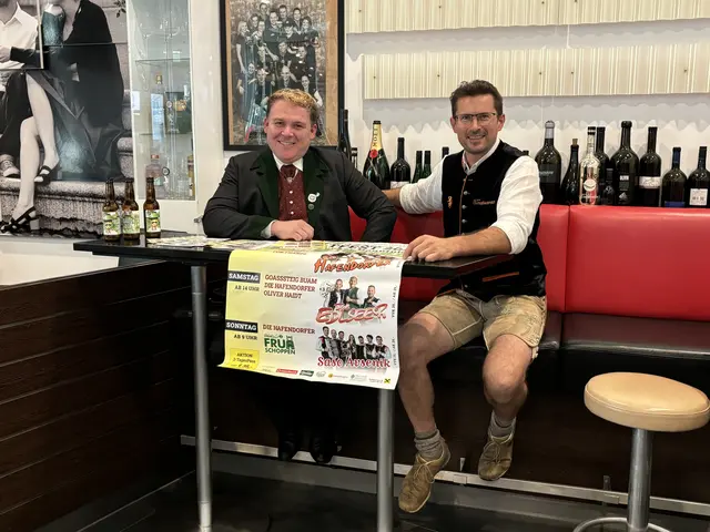 Gemeinsame Pressekonferenz: Thomas Lang (Roßecker) mit Georg Grassegger (Die Hafendorfer). | Foto: Angelika Kern