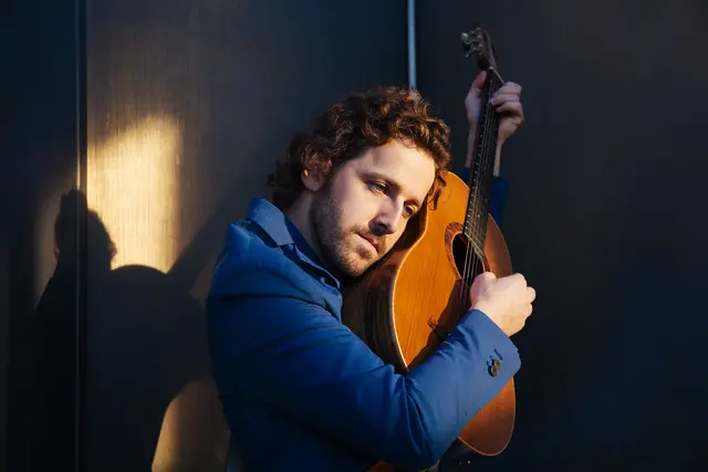 Die Musik ist neben dem Schauspiel die zweite große Leidenschaft des 31-Jährigen Raphael Steiner. Im Oktober 2024 veröffentlichte er sein Debütalbum "Nightless Dreamer", mit Songs daraus und anderen Singles tritt am Freitag, 19. September 2025 bei den Local Heroes im Rockhouse Salzburg auf. | Foto: Maria Noi