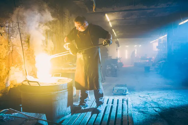Martin Petermann in der Gießerei. | Foto: Franz Rabas GmbH, Metallgießerei