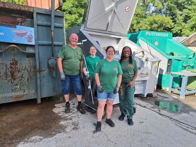 Kreislaufwirtschaft – wo Müll zur Mission wird: Beverley Allen-Stingeder (rechts) mit dem Team des ASZ Puchenau, Walter Königstorfer, Eva Katzinger und Michaela Eidenberger (von links). | Foto: Anna Zwettler