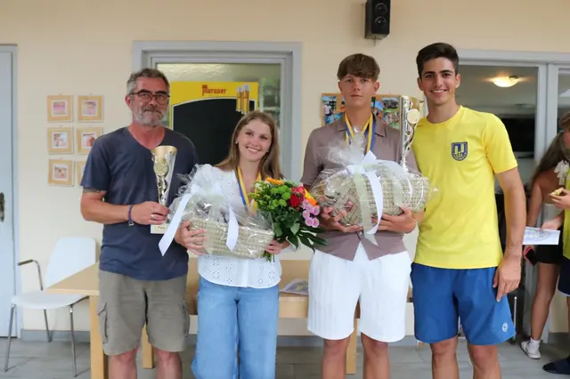 Markust Past (li.) und GSC-Obmann Elias Ebner (re.) gratulierten Julia Brunner und Dennis Obmann.  | Foto: GSC Tennis