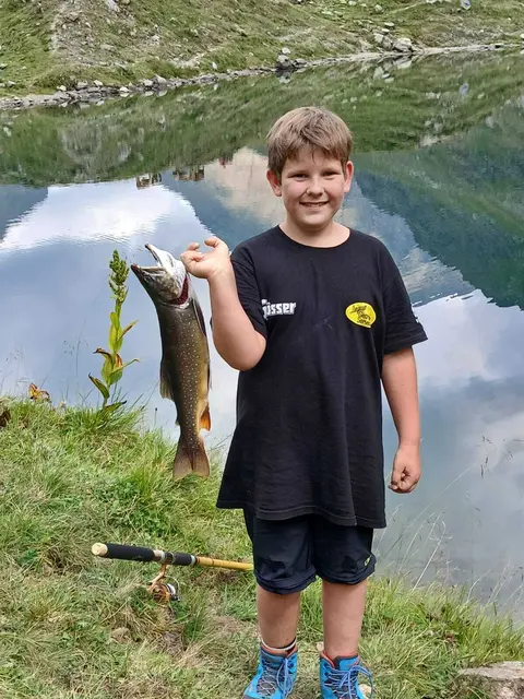 Der erst achtjährige Markus hatte beim Fischen im Landawirsee am 15. August 2025 einen großen Fisch an der Angel. | Foto: Wolfgang Wieland