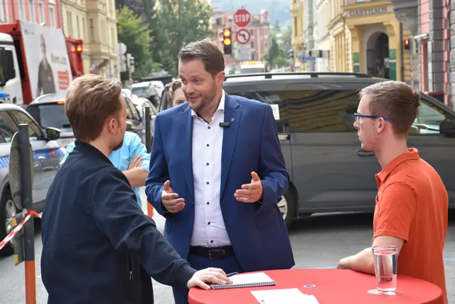 VP-Geschäftsführer Florian Klotz im Gespräch mit Journalisten.  | Foto: Haun