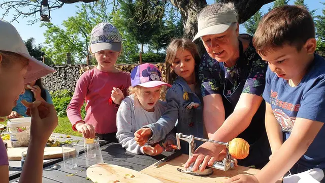 Streuobstwiesen-Jause mit Kindern der Naturpark Volksschule Schattendorf bei einer Streuobstwiesen-Musterführung im Rahmen der Ausbildung. Gemeinsam mit Streuobstwiesen-Guide Andrea Bierbaum. | Foto: Naturpark Rosalia-Kogelberg