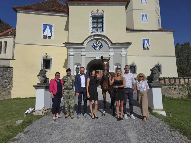 Margreth Kortschak-Huber, Obmann Daniel Dunst, Staatsmeisterinnen Lisa Held und Kathi Wagner, Bürgermeister Manfred Reisenhofer, Oberstleutnant Günther Rath, Vizebürgermeisterin Sonja Skalnik sowie ein Turnierpferd beim Pressefrühstück auf Schloss Kornberg | Foto: MeinBezirk/Nicole Schawill
