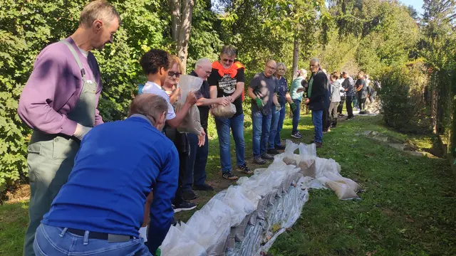 Rund 150 Menschen packten gemeinsam mit der Feuerwehr an, und bildeten die "längste Menschenkette Münchendorfs". | Foto: Loitfelder/"Miteinander in Münchendorf"