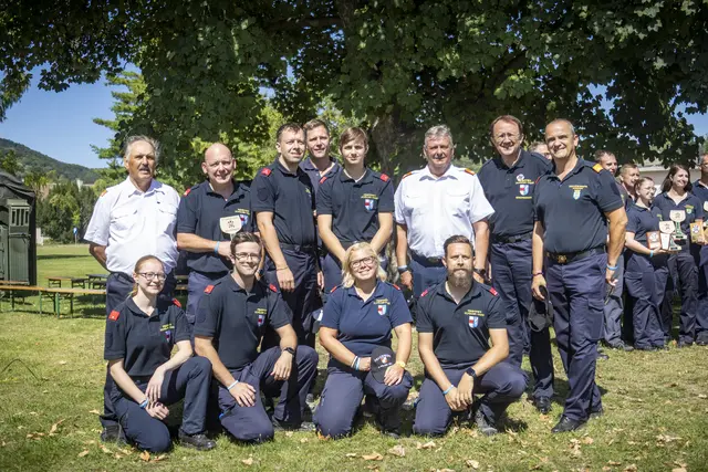Didi Fahrafellner und Bürgermeister Stadler mit einem Teil der erfolgreichen Wasserdienst-Gruppe der FF St. Pölten-Stadt bei der Siegerehrung. | Foto: Matthais Fischer/LFKDO