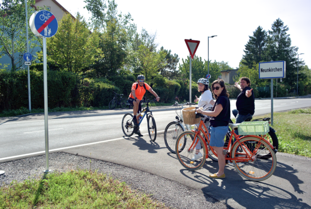 Wo geht's weiter? Das ist selbst für einheimische Radfahrer wie Herbert Kostal, Renate Rasinger, Birgit Haidenwolf und Walter Painer nicht klar erkennbar. | Foto: Santrucek