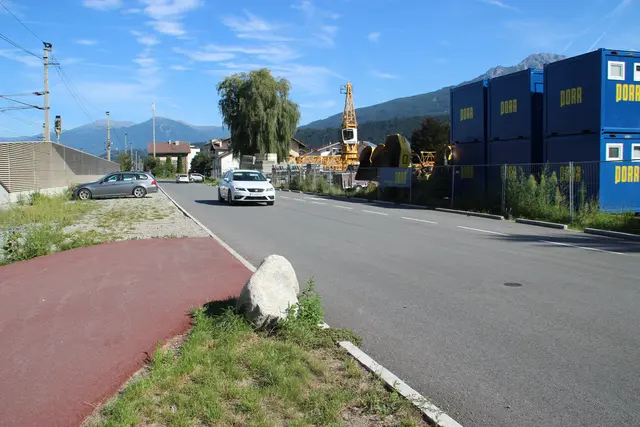Derzeit führt der Geh- und Radweg direkt in die Kemater Umfahrungsstraße. Eine gefährliche Situation. Sie soll in Bälde  der Vergangenheit angehören.  | Foto: Manfred Jordan