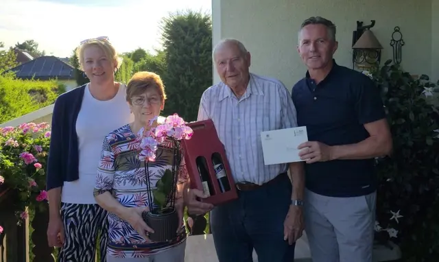 Seitens der Stadtgemeinde Tulln überbrachten Gemeinderätin Daniela Reiter und Vizebürgermeister Wolfgang Mayrhofer persönlich die Glückwünsche und dankten dem unverwüstlichen Jubilar für seinen Einsatz und seine Vorbildwirkung. | Foto: zVg