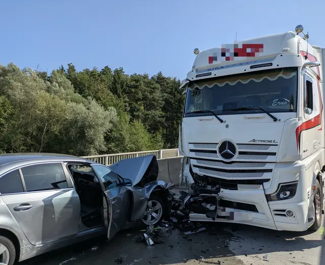 PKW und LKW kollidierten aus noch ungeklärten Gründen auf der B50. | Foto: Stadtfeuerwehr Oberwart
